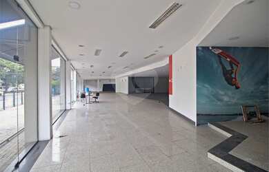 Imagem: O depósito possui 5 Vagas na garagem, 1.350m² de Área e