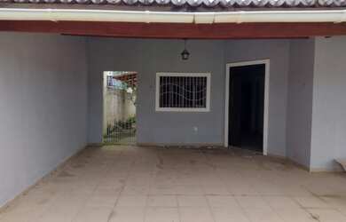 Imagem: A casa possui 3 Dormitórios, 5 Banheiros, 3 Vagas na garagem