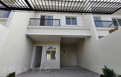 Imagem: A casa possui 3 Dormitórios, 3 Banheiros, 2 Vagas na garagem