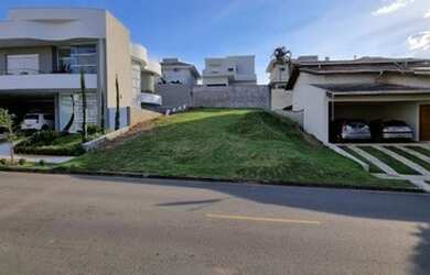 Imagem: O terreno à venda possui 300m² de Área e está localizado