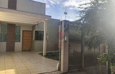 Imagem: A casa possui 2 Dormitórios, 2 Banheiros, 2 Vagas na garagem