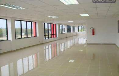 Imagem: O depósito possui 5 Vagas na garagem, 8.000m² de Área e