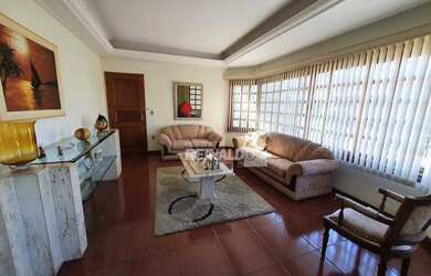 Imagem: A casa possui 3 Dormitórios, 3 Banheiros, 3 Vagas na garagem