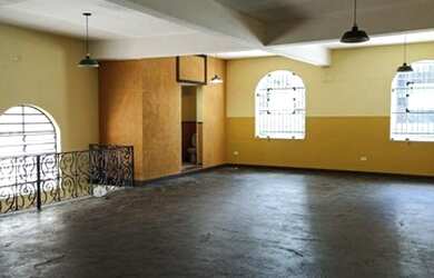 Imagem: O depósito possui 1 Vaga na garagem e 366m² de Área e está