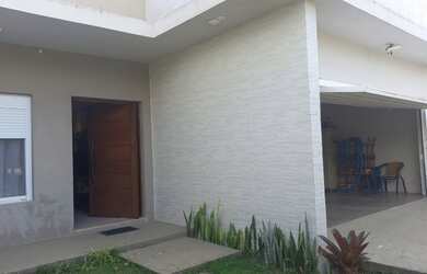 Imagem: A casa possui 3 Dormitórios, 2 Banheiros, 2 Vagas na garagem