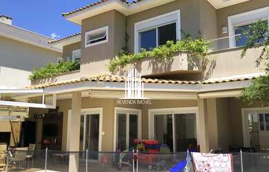 Imagem: A casa possui 4 Dormitórios, 3 Banheiros, 3 Vagas na garagem