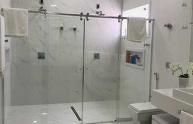 Imagem: A casa possui 3 Dormitórios, 4 Banheiros, 2 Vagas na garagem