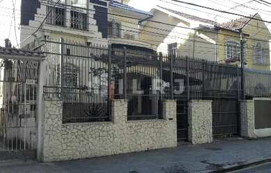 Imagem: A casa possui 5 Dormitórios, 3 Banheiros, 2 Vagas na garagem