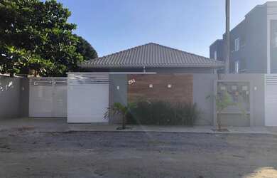 Imagem: A casa possui 3 Dormitórios, 2 Banheiros, 1 Vaga na garagem