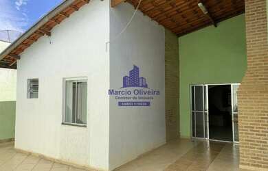 Imagem: A casa possui 2 Dormitórios, 2 Banheiros, 2 Vagas na garagem