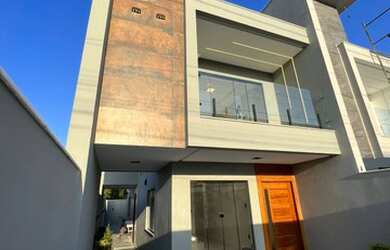 Imagem: A casa possui 3 Dormitórios, 1 Banheiro, 2 Vagas na garagem