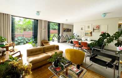 Imagem: A casa possui 3 Dormitórios, 3 Banheiros, 5 Vagas na garagem