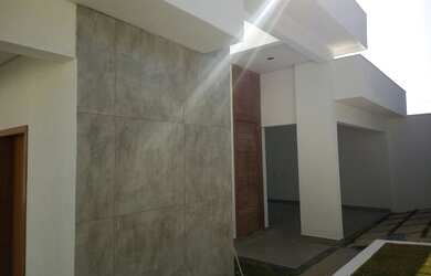 Imagem: A casa possui 4 Dormitórios, 3 Banheiros, 2 Vagas na garagem