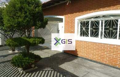 Imagem: A casa possui 3 Dormitórios, 3 Banheiros, 4 Vagas na garagem