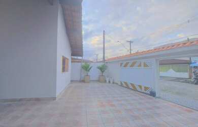 Imagem: A casa possui 3 Dormitórios, 4 Banheiros, 1 Vaga na garagem