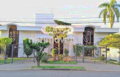 Imagem: A casa possui 4 Dormitórios, 3 Banheiros, 5 Vagas na garagem