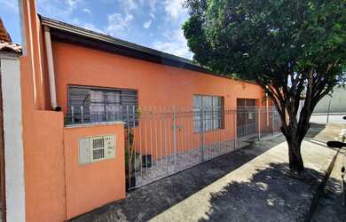 Imagem: A casa possui 5 Dormitórios, 4 Banheiros, 2 Vagas na garagem