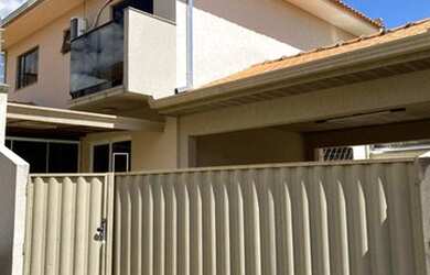 Imagem: A casa possui 3 Dormitórios, 3 Banheiros, 2 Vagas na garagem