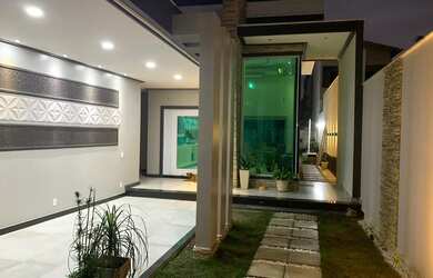 Imagem: A casa possui 3 Dormitórios, 3 Banheiros, 2 Vagas na garagem