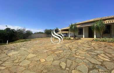 Imagem: A casa possui 4 Dormitórios, 4 Banheiros, 5 Vagas na garagem