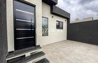 Imagem: A casa possui 3 Dormitórios, 2 Banheiros, 4 Vagas na garagem