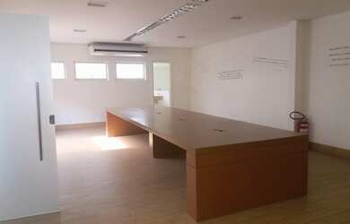 Imagem: O depósito possui 2 Vagas na garagem, 395m² de Área e está