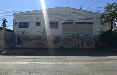 Imagem: O depósito possui 5 Vagas na garagem, 999m² de Área e está