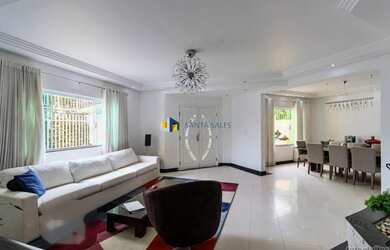 Imagem: A casa possui 4 Dormitórios, 5 Banheiros, 4 Vagas na garagem