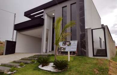 Imagem: A casa possui 3 Dormitórios, 4 Banheiros, 2 Vagas na garagem