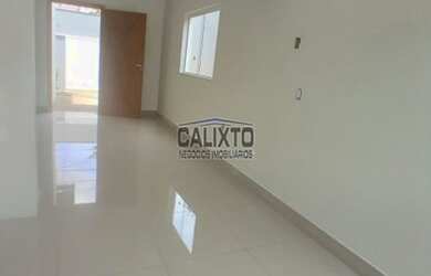 Imagem: A casa possui 3 Dormitórios, 1 Banheiro, 2 Vagas na garagem