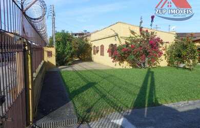 Imagem: A casa possui 4 Dormitórios, 2 Banheiros, 5 Vagas na garagem