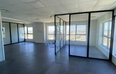 Imagem: O depósito possui 4 Vagas na garagem, 169m² de Área e está