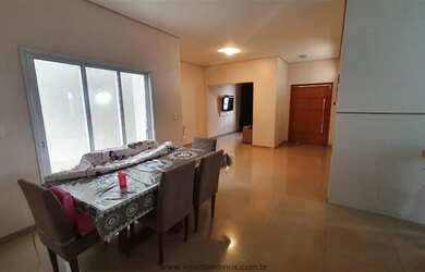 Imagem: A casa possui 3 Dormitórios, 3 Banheiros, 4 Vagas na garagem