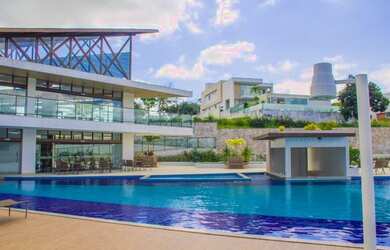 Imagem: A casa possui 3 Dormitórios, 2 Banheiros, 2 Vagas na garagem