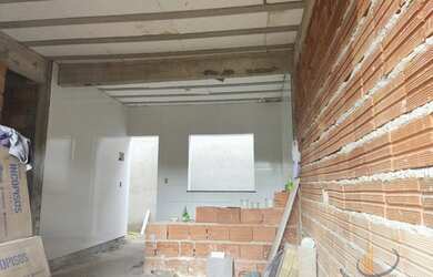 Imagem: A casa possui 2 Dormitórios, 1 Banheiro, 1 Vaga na garagem