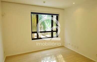 Imagem: O depósito possui 2 Vagas na garagem e 81m² de Área e está