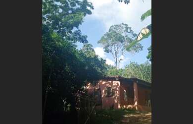 Imagem: A casa possui 2 Dormitórios, 1 Banheiro, 2 Vagas na garagem