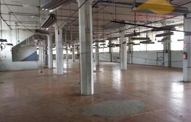 Imagem: O depósito possui 5 Vagas na garagem, 3.270m² de Área e