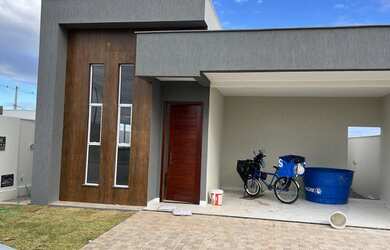 Imagem: A casa em condomínio possui 3 Dormitórios, 3 Banheiros, 2