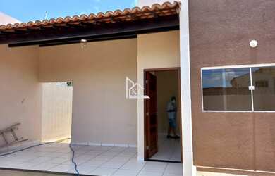 Imagem: A casa possui 2 Dormitórios, 2 Banheiros, 2 Vagas na garagem