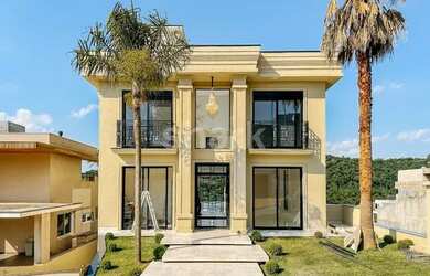 Imagem: A casa em condomínio possui 4 Dormitórios, 5 Banheiros, 4