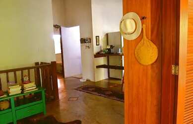 Imagem: A casa possui 3 Dormitórios, 2 Banheiros, 5 Vagas na garagem