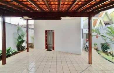 Imagem: A casa possui 3 Dormitórios, 2 Banheiros, 2 Vagas na garagem