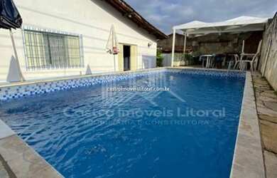 Imagem: A casa possui 3 Dormitórios, 2 Banheiros, 5 Vagas na garagem