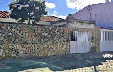 Imagem: A casa possui 3 Dormitórios, 2 Banheiros, 1 Vaga na garagem