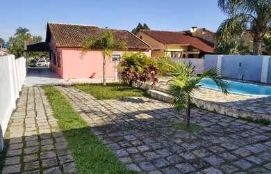 Imagem: A casa possui 4 Dormitórios, 5 Vagas na garagem, 257m² de