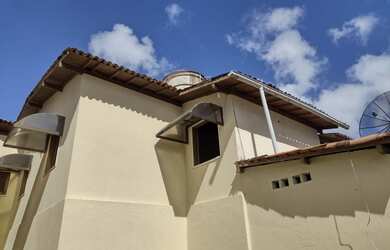 Imagem: A casa possui 3 Dormitórios, 1 Banheiro, 2 Vagas na garagem