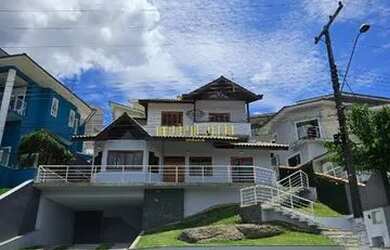 Imagem: A casa possui 4 Dormitórios, 2 Banheiros, 4 Vagas na garagem