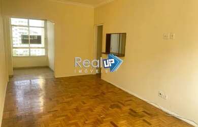 Imagem: O apartamento possui 3 Dormitórios, 1 Banheiro, 1 Vaga na garagem