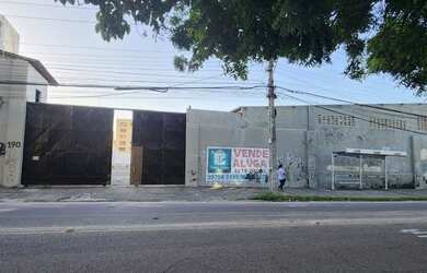 Imagem: O depósito possui 5 Vagas na garagem, 2.400m² de Área e